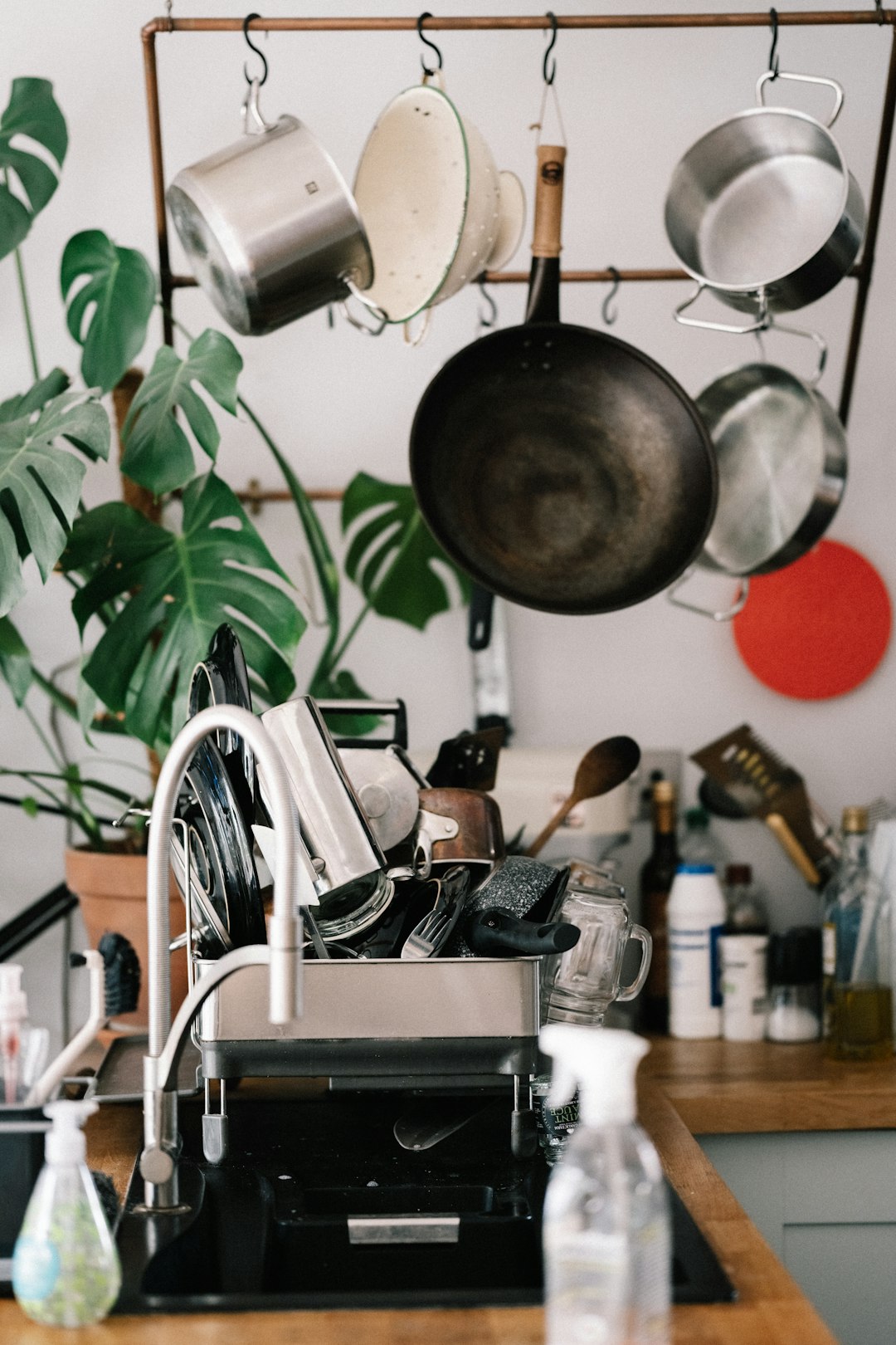 black-frying-pan-on-stove-vi1je4rc8bg